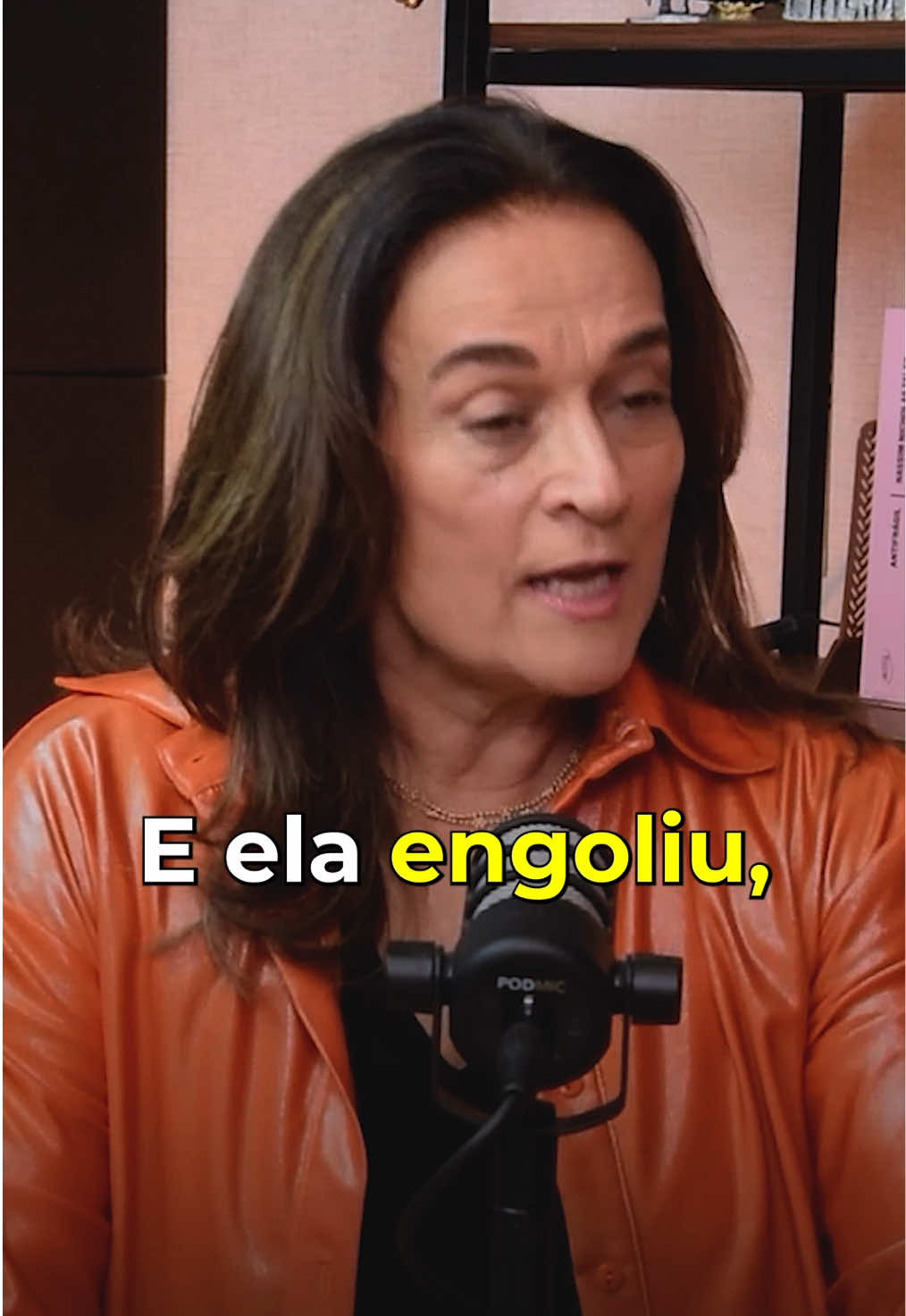 Quando a raiva guardada por uma vida inteira finalmente encontra um caminho para sair… Neste vídeo, conto uma vivência profunda durante uma maratona terapêutica, uma mulher que carregava anos de dor, abandono e desproteção, até que chegou o momento da cura através da catarse. Porque, às vezes, o que o corpo grita é o que a alma silenciou por muito tempo. E quando essa força vem à tona, é transformadora. Assista até o fim e reflita: O que você continua guardando dentro de si que precisa ser liberado?  #TerapiaCorporal #Psicologia #Autoconhecimento #CuraEmocional #SimoneMartins    