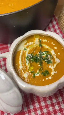 شوربة القرعة الحمراء 👌 الطعم صدمني  Roasted Butternut Squash Soup Ingredients  1. Roasting Ingredients: These items are roasted together first. Salt and Olive Oil are key here. • Butternut Squash (peeled and chopped) • Tomatoes • Onions • Garlic • Red Chili Peppers • Olive Oil • Salt (for roasting) 2. Soup Base & Flavor Building Ingredients: These items are used in the hot pot. This is where you add your core flavors and spices: • Butter • Olive Oil • Rosemary (Fresh or Dried) • Fresh Thyme • Chives • Bay Leaves • Turmeric • Black Pepper • Chicken Spices (or powdered seasoning, used as a substitute for broth/bouillon) • Double Cream (Heavy Cream) The addition of the Turmeric gives the soup a beautiful color, while the Black Pepper and Chicken Spices will create a complex and savory base. #fyp #foryou #شوربة #soup #homecooking 