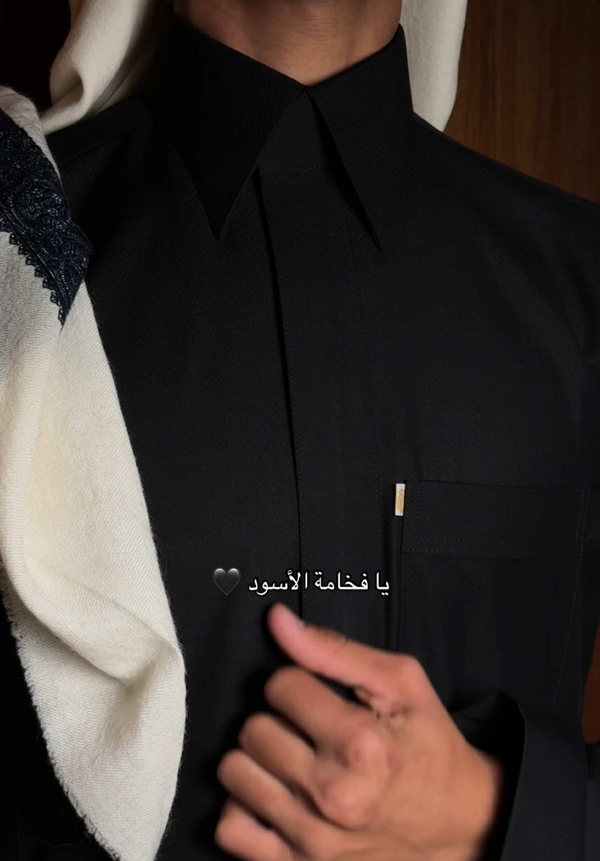 قماش نقشة السهم الاسود متوفر  برقم N4, لازم يكون خيارك من الاقمشة سواء تبي تفصل ثوب او هدية رجالية 