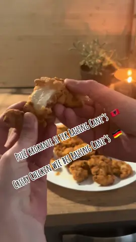 Receta Shqip : Prije fileton e pulës në copa të holla. Hidhe dhallën (buttermilk) ose kefirin në një enë me kapak dhe erëzoje me kripë, piper, pluhur hudhre dhe pluhur spec të kuq. Pastaj shto mishin brenda dhe lëre të qëndrojë në frigorifer për disa orë ose gjatë gjithë natës. Në një enë tjetër, përzieje miellin me një lugë niseshte dhe me të njëjtat erëza që përdore për mishin. Më pas, kalo copat e mishit në përzierjen e miellit dhe skuqi në një tigan ose tenxhere me vaj derisa të bëhen krokante dhe të arta.   Rezept 🇩🇪: Das Hähnchenfilet in dünne Streifen schneiden. Die Buttermilch oder den Kefir in einen Behälter mit Deckel gießen und mit Salz, Pfeffer, Knoblauchpulver und Paprikapulver würzen. Dann das Fleisch hineingeben und für mehrere Stunden oder über Nacht im Kühlschrank ziehen lassen. In einem anderen Behälter das Mehl mit einem Löffel Speisestärke und den gleichen Gewürzen wie beim Fleisch vermischen. Anschließend das Fleisch in der Mehlmischung wenden und in einer Pfanne oder einem Topf mit Öl ausbacken, bis es goldbraun und knusprig ist.   //unbezahlte Werbung, Produkte selbst gekauft#kuzhinashqiptare #gatime #shqip #raisingcanes #crispychicken 