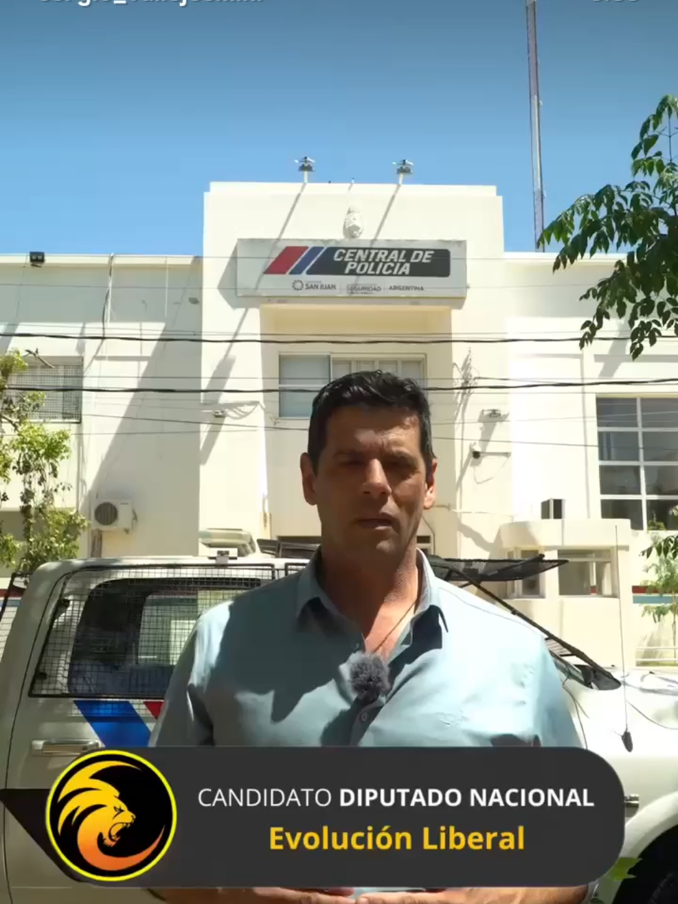 Soy Sergio Vallejos, y hoy quiero hablar de quienes muchas veces no se ven, pero están: nuestros policías de San Juan. Cada mañana, salen con su uniforme, con el compromiso de cuidarnos. Asumen un rol difícil, cargado de riesgos, de desconciertos, pero también de vocación. No pido aplausos vacíos, pido justicia, reconocimiento real. Porque ellos merecen sueldos dignos, condiciones de trabajo seguras, herramientas que funcionen, ascensos por mérito, no por favores. Porque cuidar al que cuida es cuidar nuestra seguridad. Si me elegís, trabajaré para dignificar esta fuerza: dialogo, capacitación, apoyo institucional, políticas claras que reconozcan su valor y su sacrificio. Hoy, más que nunca, nuestros policías necesitan sentirse apoyados. Que la sociedad los mire con respeto. Yo me comprometo a ser su voz. San Juan merece que quienes nos protegen también sean protegidos. . . .#ValorPolicial  #DignidadPolicial  #ApoyoALaFuerza  #PolicíasDeSanJuan  #vocacióndeservicio 