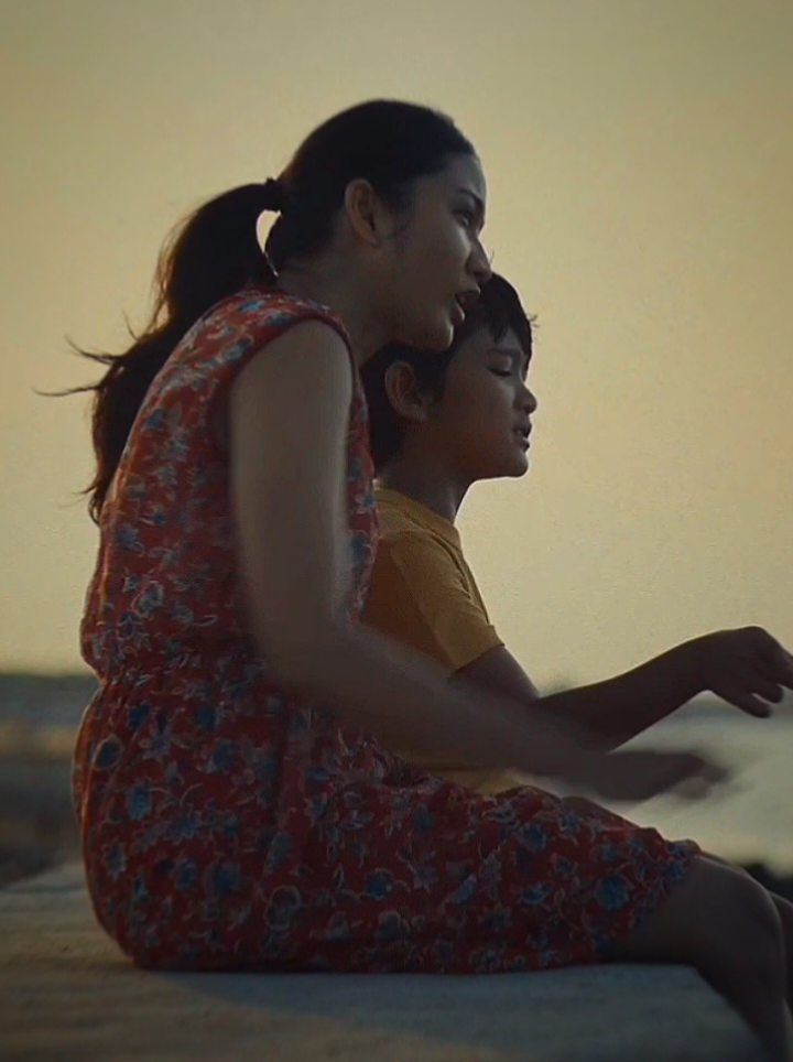 Ia bukan mencari kemewahan… Ia hanya ingin anaknya tidak kelaparan. Tapi dunia terlalu cepat menghakimi, tanpa tahu beratnya langkah seorang ibu.” KOPI PANGKU — pahitnya bukan di kopi, tapi di hidup yang harus ia jalani. Film Pangku 6 November 2025 Di Bioskop  #pangku #filmpangku #kopipangku #filmterbaru #rezarahadian 