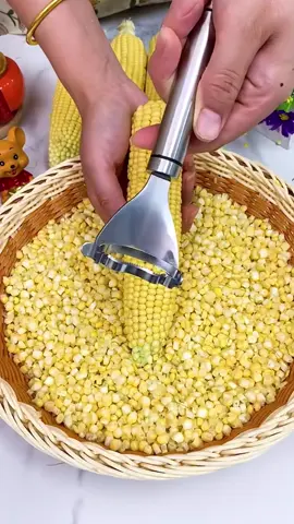 Com esse descascador em 3 segundos seu milho tá pronto sem faca, sem sujeira e sem esforço! #milho #cozinhaprática #achadinhostiktok 