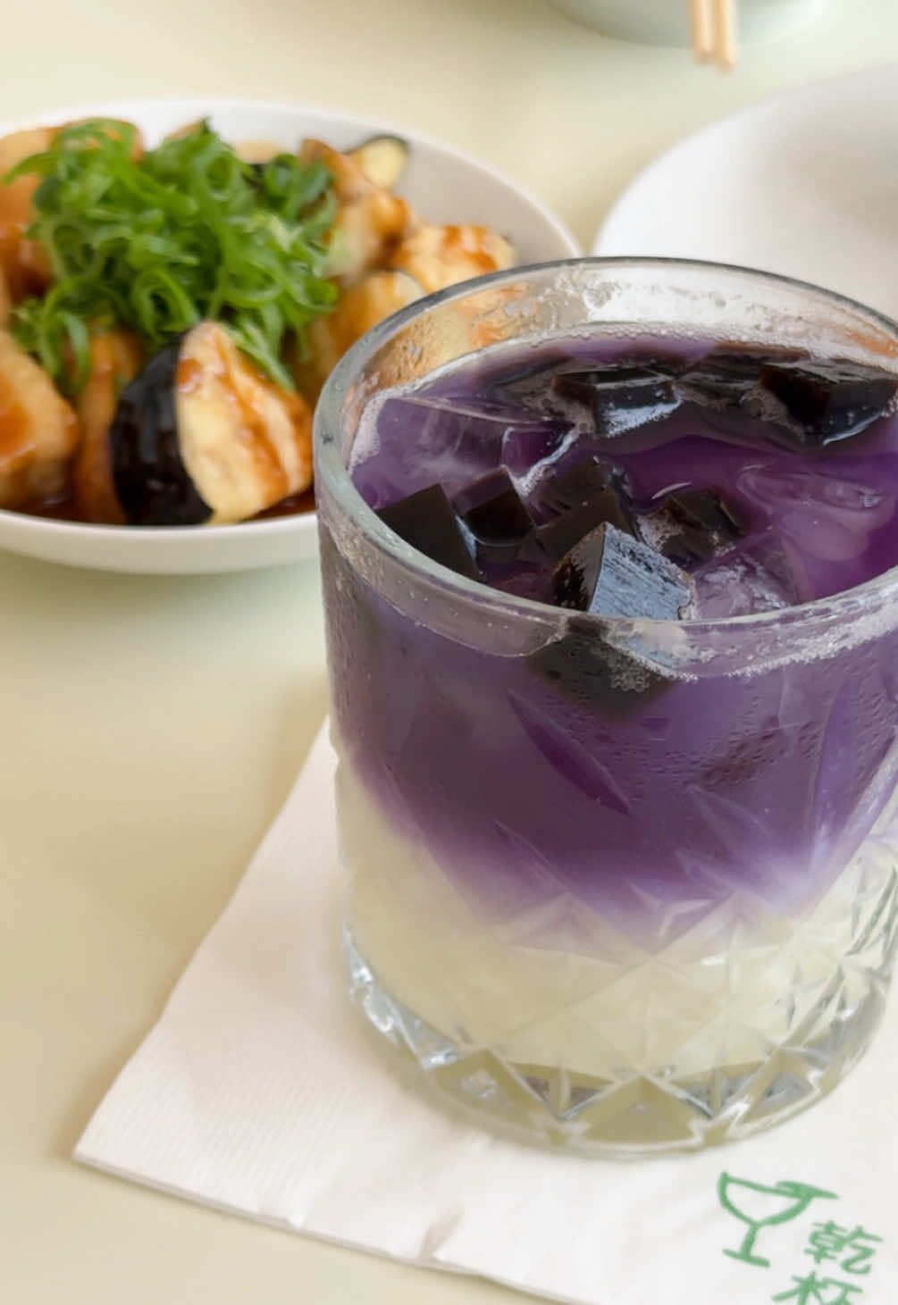 Descobrimos um pedacinho de Taiwan bem aqui na Vila Mariana 🇹🇼 O restaurante Mapu Baos e comidinhas conquista no sabor e na estética, perfeito pra quem ama comida boa e novas experiências! Fica a dica: experimente a famosa berinjela com missô, é sensacional 🤩 No total nós gastamos na nossa refeição R$125 por pessoa. E aí, ficou com vontade de conhecer o @mapubaos também? 📍 R. Áurea, 267 - Vila Mariana ⏰ Terça a quinta: 11h30 às 14h30 e 18h30 às 22h30 | Sexta: 11h30 às 14h30 e 18h30 às 23h | Sábado: 12h às 15h30 e 18h30 às 23h