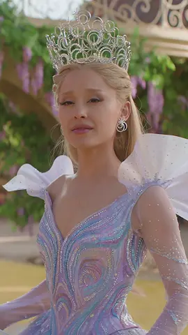 LOOK! IT’S GLINDA! #Wicked2Filme 