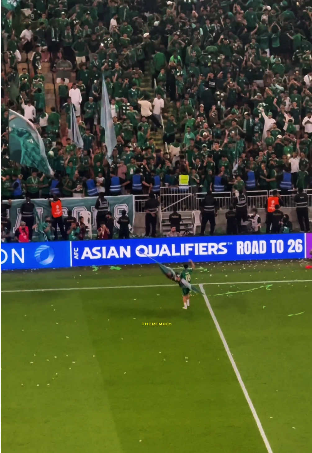 موهبة كرة القدم السعودية القادمة صالح ابو الشامات يحتفل مع الجماهير بتأهله الأول إلى كأس العالم 😍🇸🇦 #therem00o #saudiarabia #saudint #السعودية_العراق #صالح_ابو_الشامات 