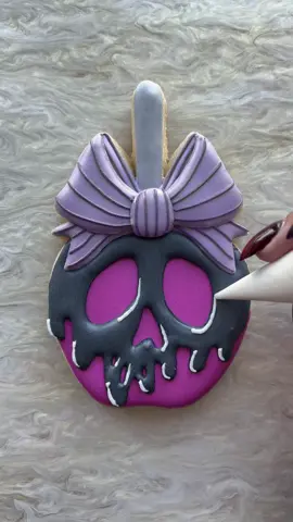 ☠️🍎🎀 #decoratedsugarcookies #cookies #royalicing  