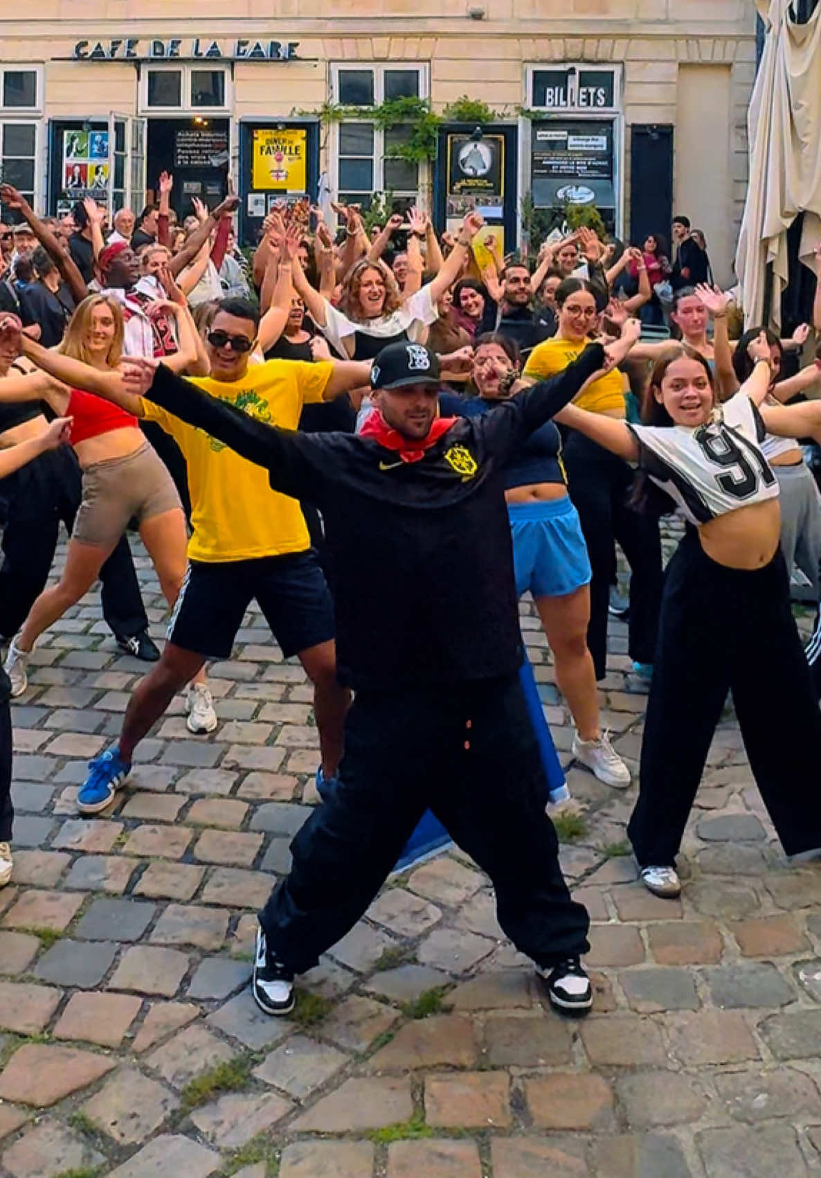 SENQUENCIA FEITICEIRA na França!! O dia que fizemos Paris dançar 🥹🤍 @deciodanse🇫🇷🇧🇷 @Pedro Sampaio  #funk #passinho #dance #montagem #paris 