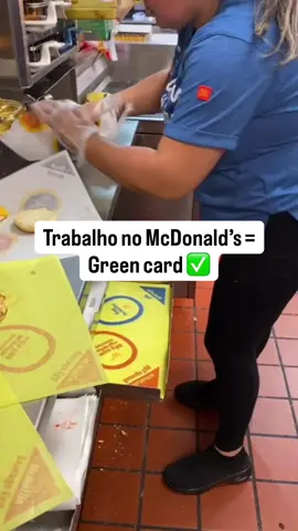 Porque que eu aceitei ganhar $13 dólares a hora durante 1 ano aqui nos Estados Unidos 🇺🇸  Estou aqui pra dividir com vocês como foi minha jornada de trabalho durante 1ano trabalhando no Mc Donalds através de um visto chamado EB-3 unskilled, que proporciona pra você e todos os seus dependentes (cônjuge e filhos) a oportunidade de trabalhar legalmente nos EUA e de um dia vir a obter o tão sonhado Green Card! Que no meu caso aconteceu com 10 meses de trabalho 🙏🏻🙌 O salário do Mc não é muito bom, porém comparado ao benefício ao final de um ano acaba valendo a pena pois será apenas por um tempo determinado, mesmo sendo pouco dinheiro temos a oportunidade de fazer outros trabalhos para complementar a renda, ou no caso de quem é casado, tem tbm a fonte de renda do cônjuge que fica livre para trabalhar com o que quiser! O tempo de trabalho é de pelo menos 1 ano para o sponsor trabalhando no McDonald’s #eb3 #estadosunidos #eua #brasileirosnoseua #deusnocomandosempre🙏 