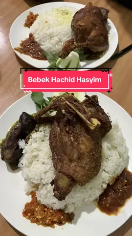 Bebek Wachid Hasyim surabaya Porsinya gede, pelayanan nya cepet juga, bebek nya gurih & empuk.  Komen dong guys harus cobain bebek mana lagi di surabaya ?? #bebekgoreng #bebekgorengsurabaya #kulinersurabaya #infokulinersurabaya #surabaya 