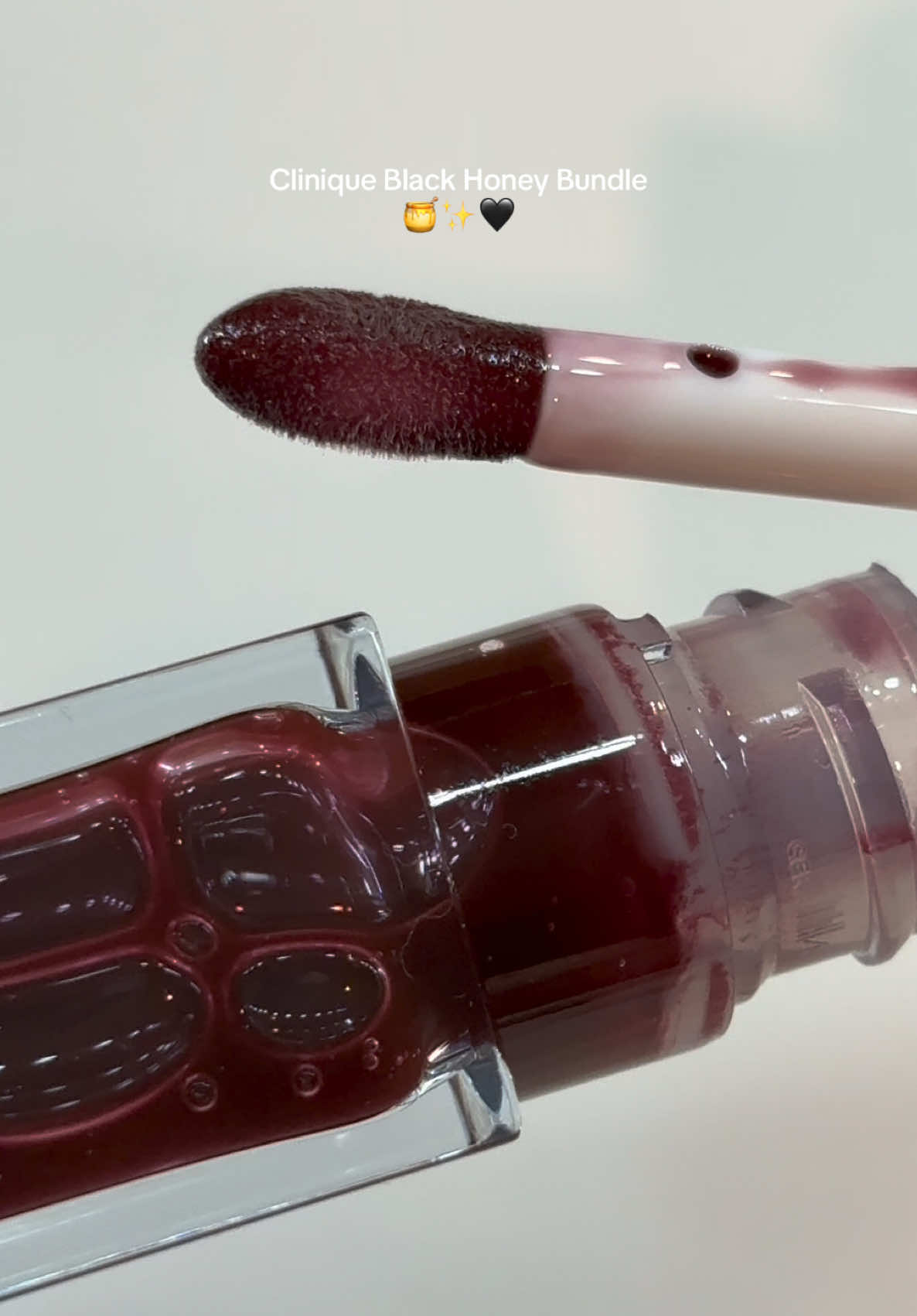 Y’all remember when this lippie was super popular 😍 @Clinique  #clinique #cliniqueblackhoney #lipgloss #blackhoney #swatches 