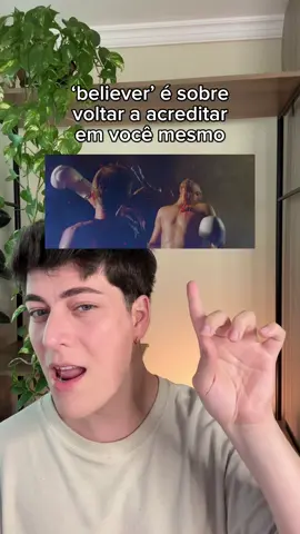 às vezes, a dor não vem pra te parar. vem pra te lembrar de quem você é. dan reynolds escreveu believer enquanto lidava com uma dor que não passava.  física, emocional, silenciosa. e foi ali que ele entendeu que o sofrimento não é inimigo. é professor. essa música é sobre isso: quando a raiva vira força. quando o corpo cansado aprende a recomeçar. quando a dor vira o combustível do seu novo começo. 🔥 believer não é sobre acreditar nos outros. é sobre voltar a acreditar em você mesmo. então, me conta: o que você quer transformar antes que o ano acabe? #aprendanotiktok #ingles 