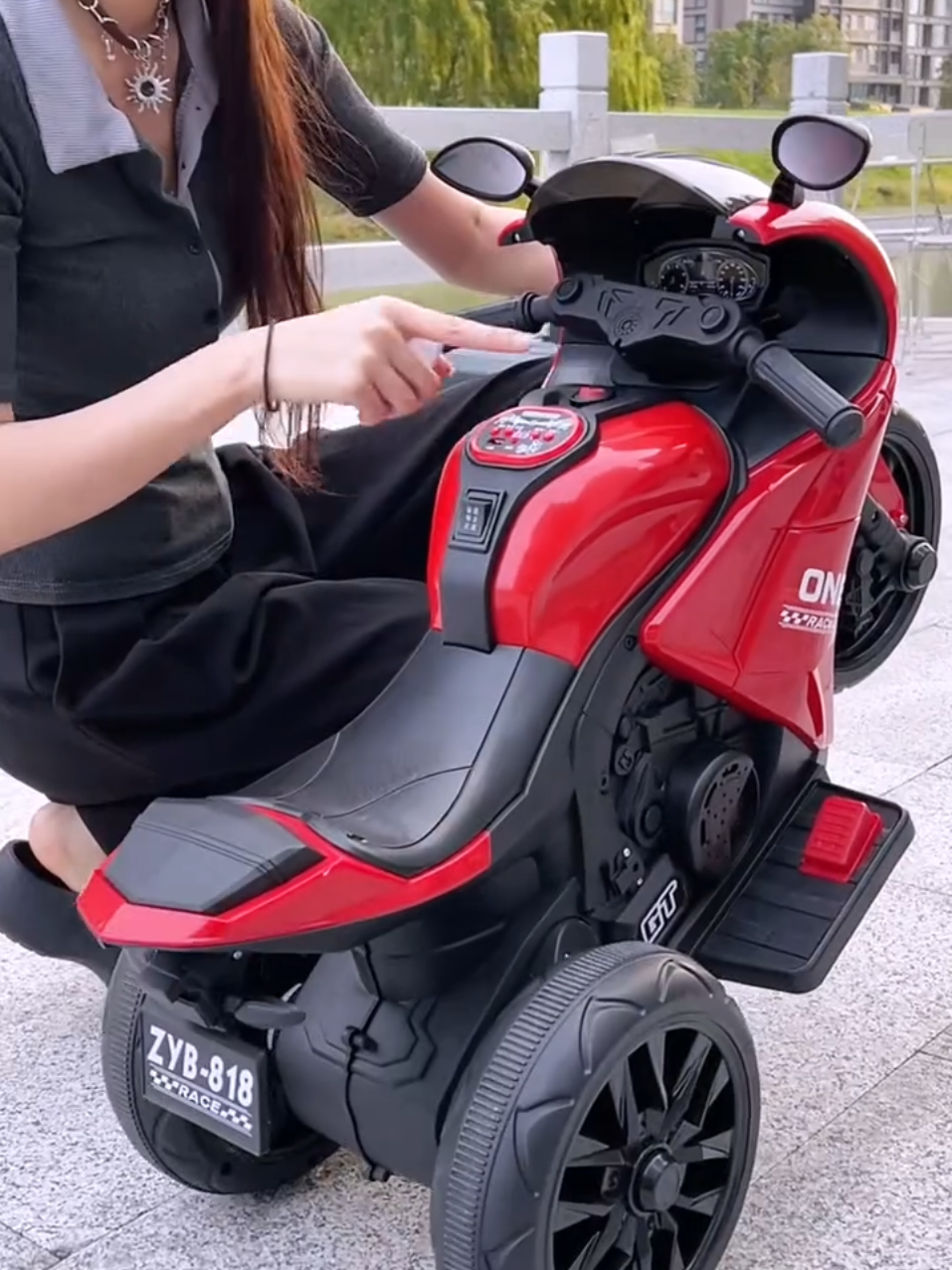 nah ini baru keren banget motor aki buat si kecilnya #motoraki #motoranak  #mainananak #viraltiktok #fyppppppppppppppppppppppp 