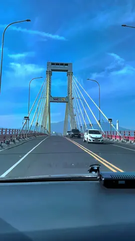 Yang Udah sering kemanado pasti tau kan yaa sama jembatan ini😍 yang belum pernah liat, yuk coba jalan2 kesini soal kendaraan jagan bingung kan ada BEKARENT!! Fast respon whatsapp:0811153552 #ManadoTrip #RentalMobilManado #sewamobilmanado 