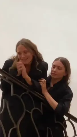 ✨Basically the way I’ve looked at these ladies for the past 30 years 🥺❤️ THIS is why I am so happy they continue doing what they LOVE. This is pure happiness and they deserve nothing less✨ • • •  #fashion #marykateolsen #ashleyolsen #olsentwins #nostalgia 