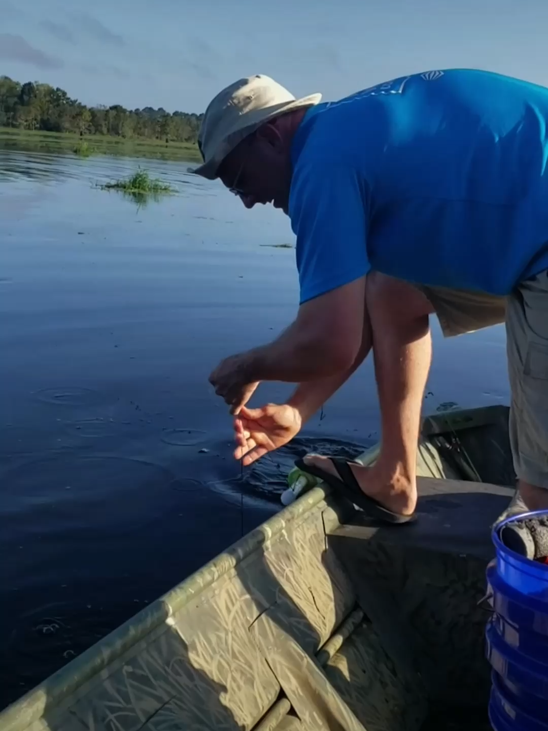 maybe you smell the catfish I had yesterday? 🤪 🤣  #alligator #catfish #fish #fishing #funnyfishing #fishingmemes #fishinglife #fishingfail #fishfail #gator #boat #boatlife #boatfails #wildlife #nature #fail