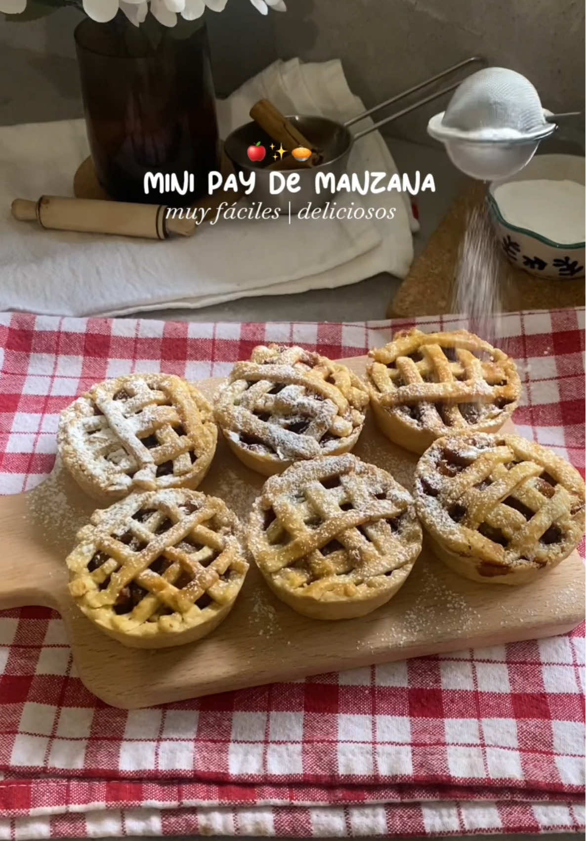 Cómo hacer Mini pays de manzana, perfectos para este otoño 🍂 ✨🍏 🥧❤️ Mi receta favorita para preparar pays. Este es de manzana y quedó delicioso. La masa es muy fácil y rápida, sólo necesitas 3 ingredientes. Receta: Masa 155g harina de trigo todo uso 83g mantequilla muy fría 1 cda de agua fría Relleno: 3 manzanas 30g mantequilla 30g azucar mascabado 1 cda canela en polvo Jugo de medio limón Brillo 1 huevo 🥧Hornear 25min a 200C -El relleno debe de estar frío a la hora de rellenar Te deseo un lindo y delicioso día Att: Cami💕✨ #recetas #recetastiktok #postres #postresfaciles #camillelittlecookie 