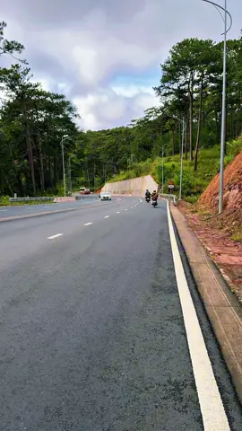 Chắc ai lên Đà Lạt cũng phải qua con đường này ha 😍 #dalat #dalatreviewtravel #bookinghomedalat 