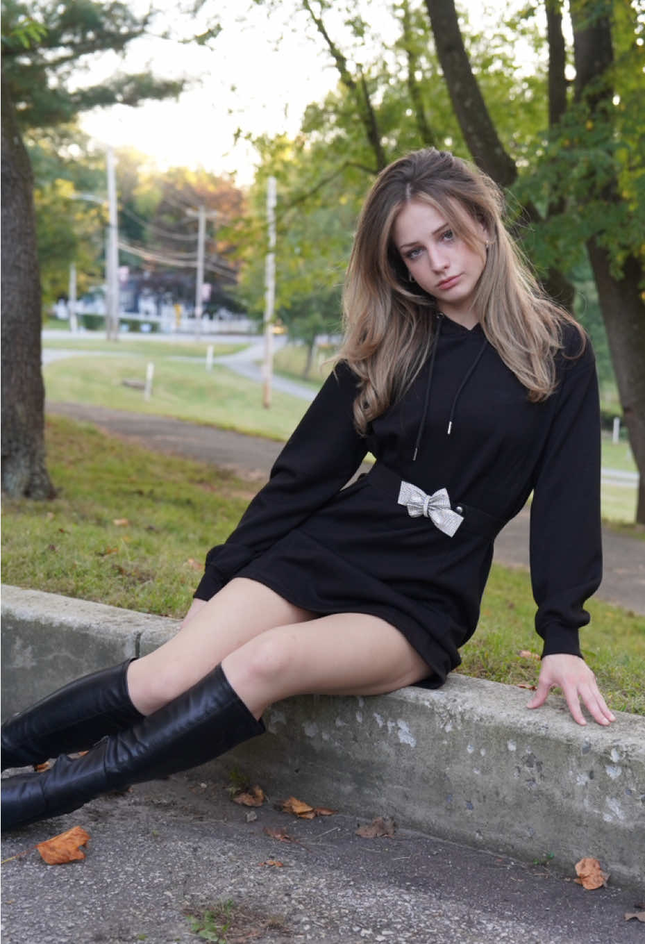 POV: You turned your hoodie into a full-on fashion moment 🖤 Styled this sweatshirt dress with knee-high boots + a belt for that mix of cozy & confident energy. It’s giving main character walking through fall leaves vibes 🍂✨ Would you wear this fit for brunch or a city stroll? 👀 #OOTD #TikTokFashion #FallOutfitInspo #SweatshirtDress #FallStyle 