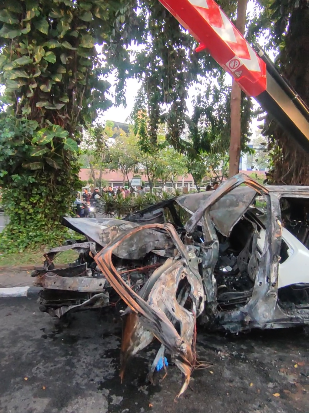 Dan terjadi lagi..   SAMSAT MANYAR RACEWAY 03.50 WIB lakalantas tunggal Jazz GK5 Putih, menabrak pohon dan lsg terbakar. Korban 2Hitam 1kuning  Clear lokasi 05 30 WIB #damkarsurabaya #damkar112surabaya #rescuesurabaya 