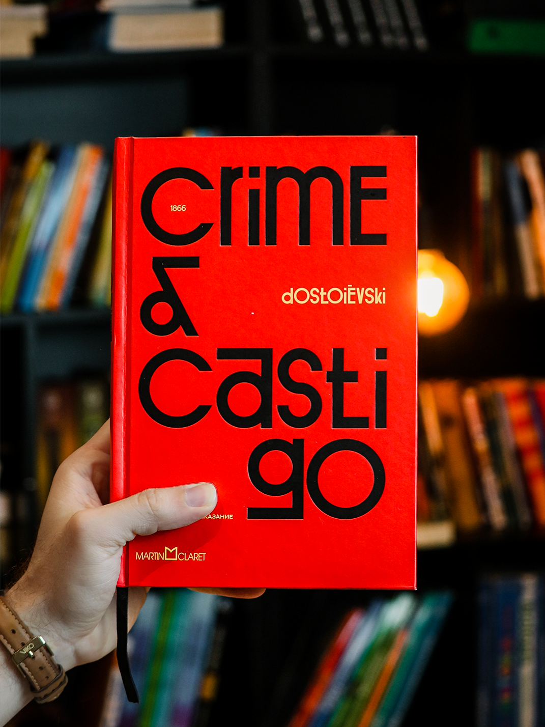 “E se o castigo não viesse das outras pessoas, mas da própria consciência? 🕯️ Em Crime e Castigo, Dostoiévski não fala apenas sobre culpa e punição — ele fala sobre o abismo dentro de nós. Raskólnikov acreditava ser um homem acima da moral… até que descobriu o peso insuportável da própria mente. 📖 Uma das maiores obras sobre a psicologia humana, escrita há mais de 150 anos, mas ainda tão atual quanto nossas próprias crises. ⚖️ Você acha que o remorso é o verdadeiro castigo? — #dostoievski #crimeecastigo #psicologia #literatura #filosofia #psicologialiteraria #classicosdaliteratura #reflexao #consciência #mentehumana #raskolnikov #livrododia #leituradodia #autoconhecimento
