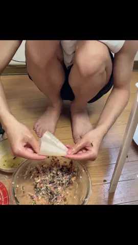 Nhà t có cỗ thì gói kiểu này thôi chứ bthg vẫn gói kiểu bình thường :))) nhân thì giống nhau chỉ khác mỗi cách gói thôi kakaa 