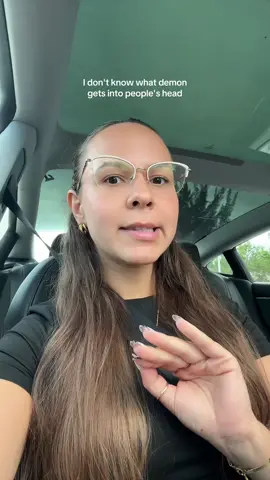 Idk what goes through people’s head😭 #miamitraffic #miamithings #miamitrafficsucks #trafficinmiami #miamitrafficlife 