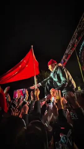 Nvr thought I’d see a celebrity wave my tribal flag still in awe how close I got 🙂‍↕️ #indigenouspride #oglalalakota #macklemore 