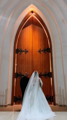 1 Coríntios 13:4-7 “O amor é paciente, o amor é bondoso. Não inveja, não se vangloria, não se orgulha. Não maltrata, não procura seus interesses, não se ira facilmente, não guarda rancor. O amor não se alegra com a injustiça, mas se alegra com a verdade. Tudo sofre, tudo crê, tudo espera, tudo suporta.” ❤️ #casamento #fyp #vestido #noia #padrinhos 