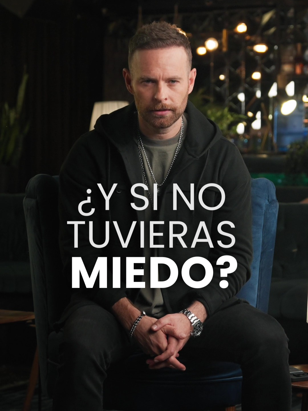 Muchas veces no es la falta de talento ni de oportunidades lo que nos detiene, es el miedo. Miedo a fracasar, a equivocarnos, a lo que digan los demás. Pero al otro lado de ese miedo siempre hay algo: una puerta. Y detrás de esa puerta está la oportunidad. La oportunidad de vivir la vida que sueñas, de construir lo que imaginas, de amar como quieres amar. El miedo nunca va a desaparecer, pero no tiene por qué paralizarte. Hazlo. Con miedo, sin estar 100% listo… pero hazlo. Solo tenemos hoy para intentarlo; mañana no sabemos si estaremos aquí. Y te lo pregunto otra vez: si nada pudiera detenerte… ¿qué harías hoy con tu vida? #LuisErnestoFranco #GueroFranco #MejorQAyer