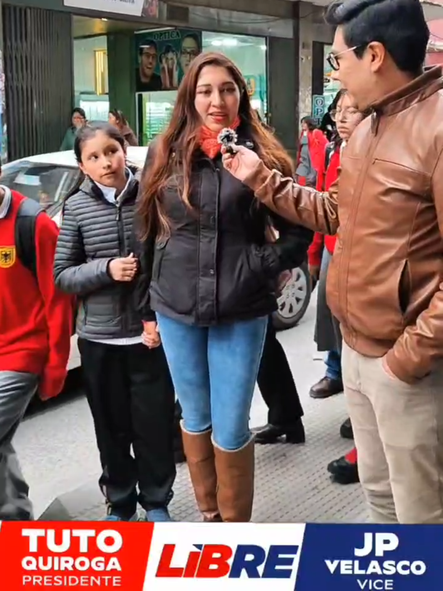 🗳️ A cinco días de las elecciones, Oruro define su rumbo 🇧🇴 A solo cinco días de los comicios, la ciudadanía orureña ya muestra claridad en sus preferencias. Jóvenes, profesionales y mujeres expresaron su visión sobre las opciones electorales, reflejando una tendencia marcada en distintos sectores de la población. La voz de Oruro se hace escuchar, y el deseo de un cambio con libertad y futuro se siente en cada rincón del departamento. 💪✨ #Elecciones2025 #OruroDecide #BoliviaLibre #TutoQuiroga #CambioRadical #OruroLibre
