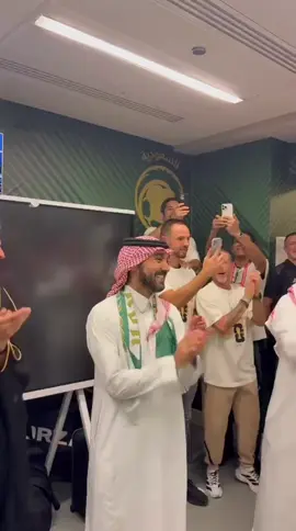 فرحة لاعبي المنتخب مع وزير الرياضة . #المنتخب #منتخبنا #أخبار_السعودية 