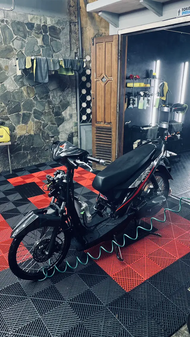 Bahan-bahan Bahan topping ayam: 500 gr dada atau paha ayam, potong dadu 3 lembar daun salam 1 batang serai, memarkan 2 ruas jari jahe, memarkan 2 ruas jari lengkuas, memarkan 3 sdm kecap manis 2 sdm kecap asin 1 sdm saus tiram 1/2 sdt merica bubuk Garam dan gula secukupnya Air secukupnya  Bumbu halus topping ayam: 6 siung bawang merah 5 siung bawang putih 3 butir kemiri sangrai 1/2 sdt ketumbar bubuk 1/2 ruas jari kunyit (opsional, untuk warna)  Bahan kuah kaldu: Tulang-tulang ayam dari sisa potongan ayam 1,5 liter air 3 siung bawang putih, memarkan 1 batang daun bawang, potong-potong Garam dan merica secukupnya  Bahan minyak ayam: 100 gr kulit ayam 100 ml minyak goreng 5 siung bawang putih, cincang halus  Bahan pelengkap: Mie telur basah atau mie kering Sawi hijau, potong dan rebus sebentar Daun bawang, iris tipis Bawang goreng Sambal (cabai rawit rebus yang dihaluskan) Saus tomat atau sambal Pangsit goreng  Cara membuat 1. Membuat minyak ayam: Panaskan minyak goreng dalam wajan dengan api kecil. Masukkan kulit ayam dan bawang putih cincang. Masak hingga kulit ayam kering dan bawang putih garing, kemudian saring. Sisihkan minyaknya.  2. Membuat topping ayam kecap: Tumis bumbu halus hingga harum. Masukkan potongan ayam, aduk hingga berubah warna. Tambahkan daun salam, serai, jahe, dan lengkuas. Aduk rata. Masukkan kecap manis, kecap asin, saus tiram, merica, garam, dan gula. Aduk hingga bumbu meresap. Tuangkan air hingga ayam terendam. Masak dengan api kecil hingga ayam empuk dan kuah mengental.  3. Membuat kuah kaldu: Rebus tulang ayam dengan air hingga mendidih. Masukkan bawang putih yang sudah dimemarkan dan daun bawang. Masak dengan api kecil hingga kuah kaldu keluar dan harum. Bumbui dengan garam dan merica.  4. Meracik mie ayam: Didihkan air dalam panci. Masak mie dan sawi hingga matang, lalu tiriskan. Siapkan mangkuk saji. Beri 1 sdm minyak ayam, sedikit kecap asin, dan merica. Masukkan mie yang sudah matang ke dalam mangkuk, aduk hingga rata dengan bumbu dasar. Tambahkan topping ayam kecap di atas mie. Letakkan sawi rebus dan taburi dengan irisan daun bawang serta bawang goreng. Sajikan mie ayam dengan kuah kaldu yang masih panas, sambal, dan pangsit goreng. 