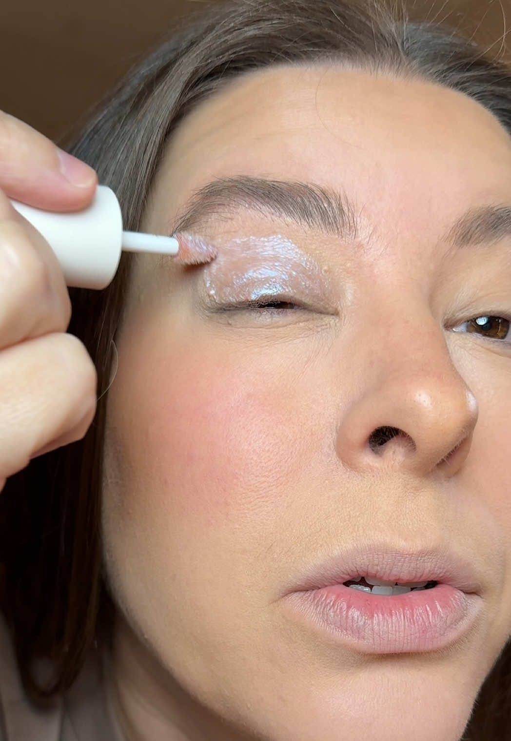 This iridescent eyeshadow is so pretty and super easy to use. #eyeshadow #eyeshadowtutorial #rembeauty 