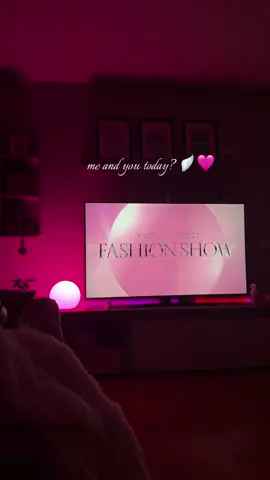 today is the day girls 🩷🩷🩷 funda de @In Print We Trust  #victoriasecret #fashionshow #plans #today #fypdong @Victoria’s Secret @Victoria’s Secret Spain 