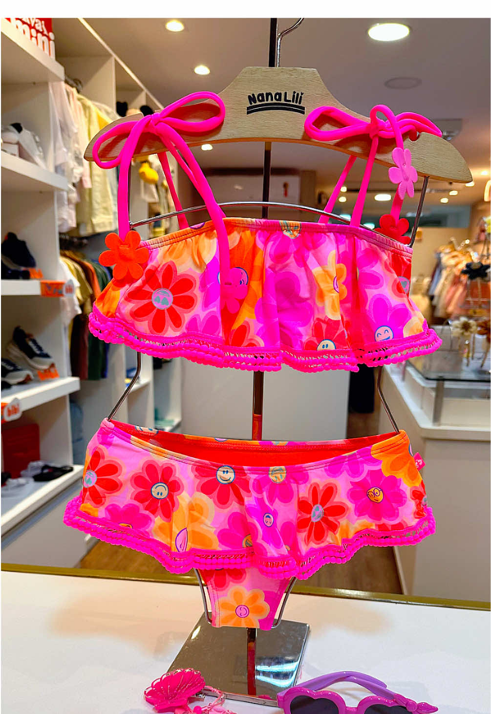 Lindo e charmoso 🤩 com babadinhos que são puro encanto 😍 📲 Faça seu pedido pelo WhatsApp 👉 Link na bio das vendedoras! #SiriModaPraia #Verão2025 #BiquíniColorido #ModaPraia #EstiloNoVerão 