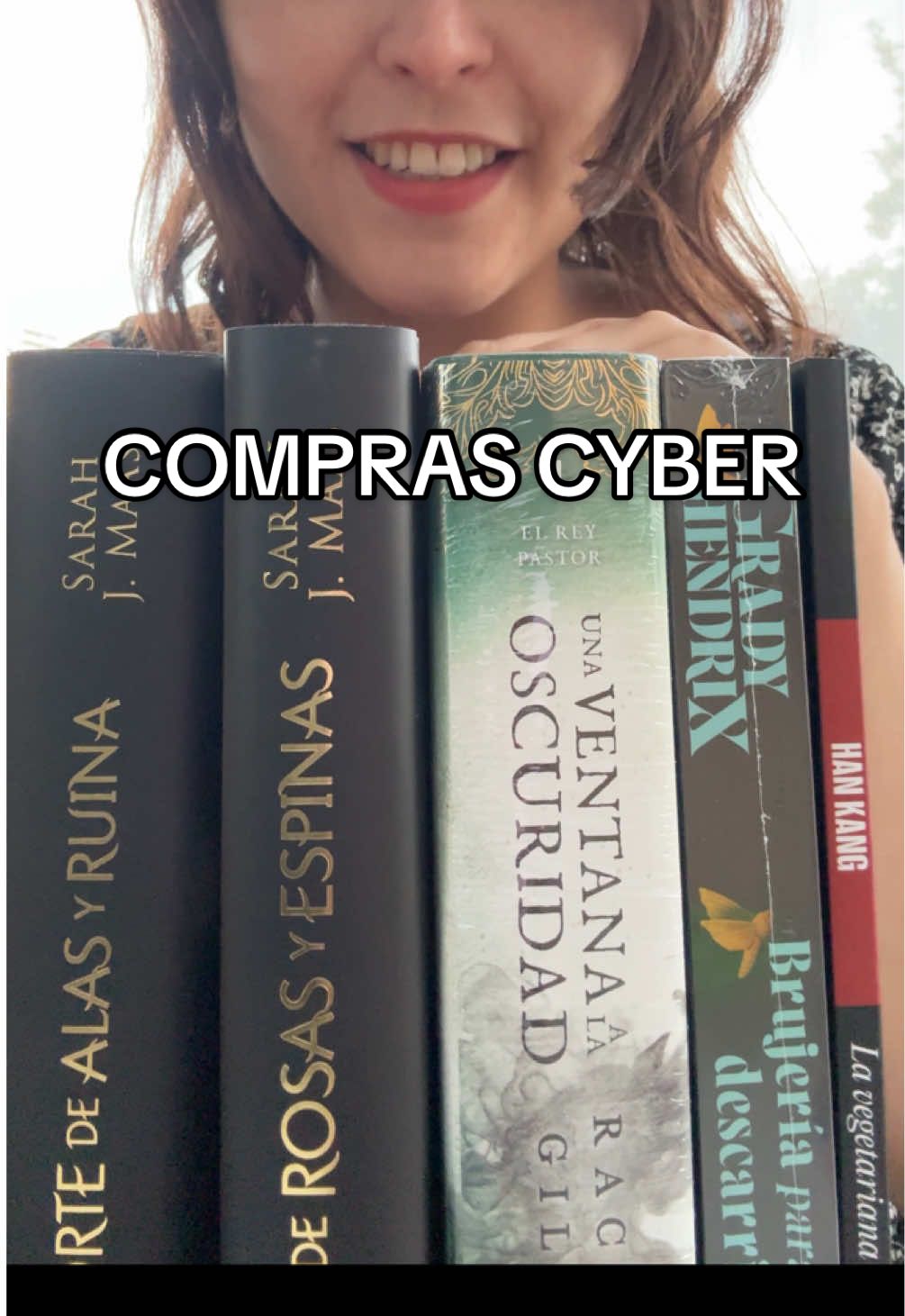 Haul caótico de libros comprados en el cyber, vibes de un video que le mandarías a una amiga con los perros ladrando de fondo. #booktokespañol #librosnuevos #libroslibroslibros #librosdefantasia #librostiktok 