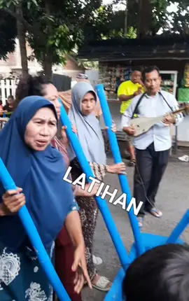 Kareku Kandei: Merupakan tradisi memukul lesung (wadah padi) kosong menggunakan aru (sebilah bambu) yang hanya dilakukan oleh perempuan.  Fungsi: Awalnya untuk menghibur petani setelah panen, kini juga digunakan sebagai penanda atau peringatan bagi warga desa.  Alat: Lesung (wadah padi dari batang pohon) dan aru (sebilah bambu).  #lagubima #gambo #kebudayaan #bima 