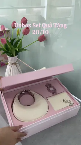 Anh chọn chiếc túi này không phải vì đẹp, Mà vì nghĩ nó sẽ hợp với nụ cười của em 💕                            #HAPAS #QUATANG2010 #YEUTUDIEUNHONHAT #TuiXachNu #HapasSuperBrandDay  