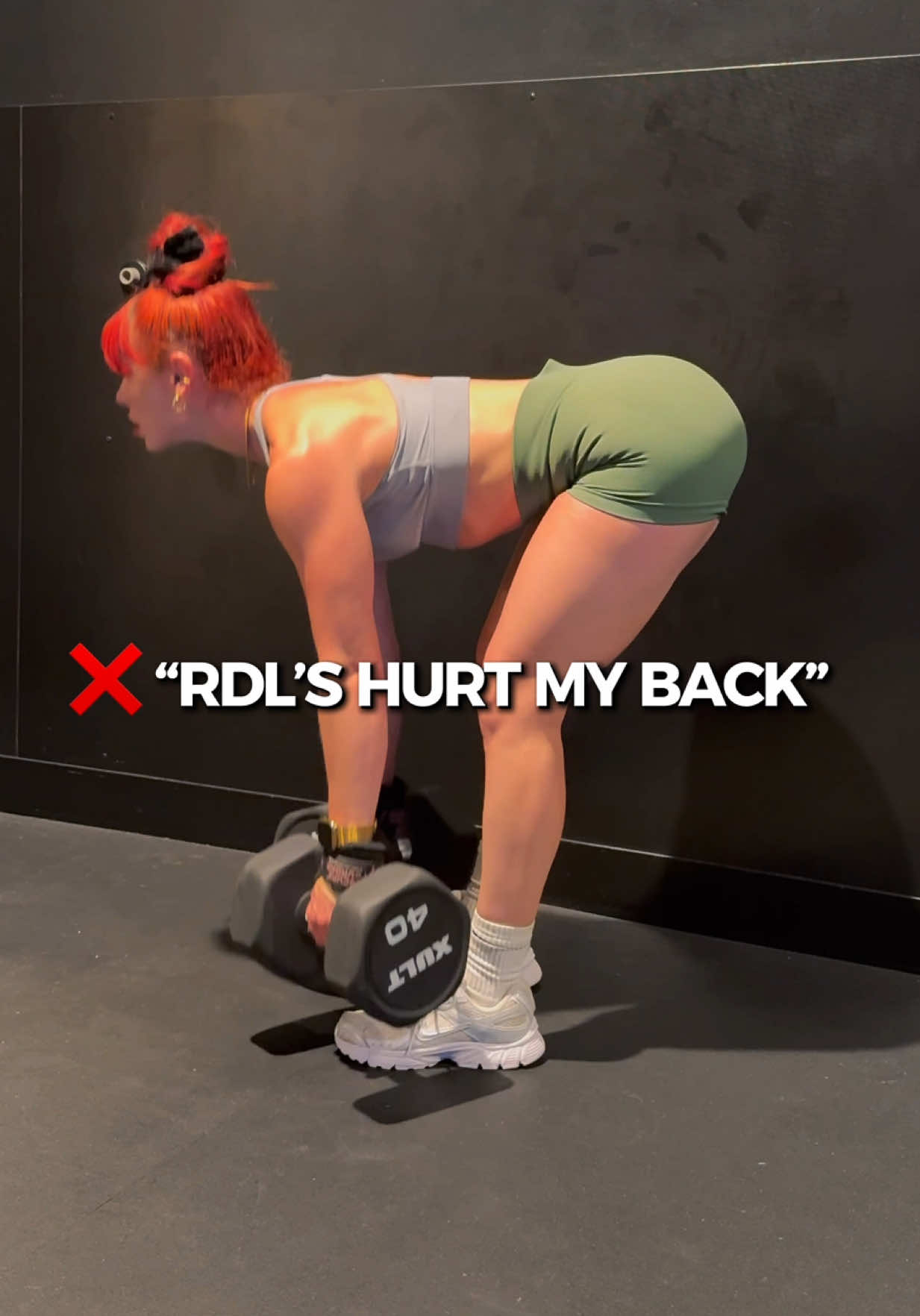 PS: Be sure to stop right below the knee & pull back up with your glutes 🙌🏼 #romaniandeadlift #formtips #rdltips #fitnesstips #gymtips