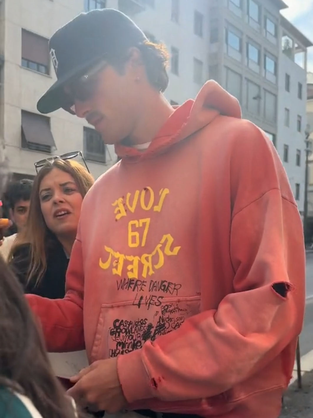 jacobelordi  com suas fãs em Paris ❤✨🤍 #jacobelordi #fpyシ #jacobelordiedit #jacobelordi #jacobelordiedit 