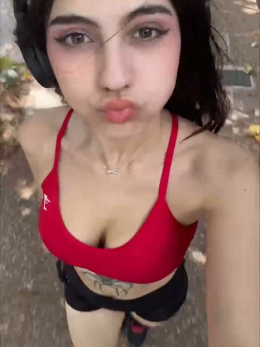 Walking 🚶👀 #oldtrend #iaaras2 #tatoogirl #gym #viral 