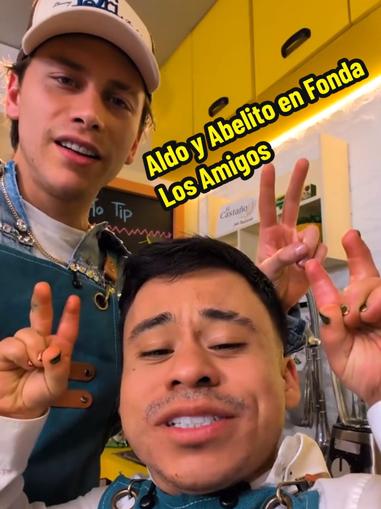 Prepárense porque hoy se va a descontrolar 😜 @aldotdenigris y @el_abelito_oficial se soltaron con todo en mi fonda y yo nomás veía el show 😂  Nos vemos a las 7 PM por YouTube: Fonda Los Amigos con @mayitobezares 🍽️🐔  #FondaLosAmigos #SenseiMedia #Podcast #mayito #mariobezares 
