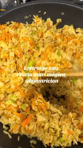 Les dejo esta receta nutrimagica con alimentos añejos 🤣 por favor se vale que escuchen. El pequeño cuento ya que me esforcé redactándolo 🤭🤭🤭la idea de estos es de una forma creativa, explicarles que se pueden utilizar ingredientes que a veces tenemos en la refri que ya no son tan atractivos y poder crear una versión más fresca y apetecible, además de no desperdiciar. Aprovechamos alimentos que ya tenemos listos y podamos comer nutritivo y delicioso! Ingredientes: 	•	550 g de pechuga de pollo 	•	450 g de arroz añejo 	•	100 g de cebolla picada 	•	50 g de apio picado 	•	150 g de zanahoria picada 	•	20 ml de aceite de oliva extra virgen Aporte nutricional aproximado por 100 g de receta: 	•	Energía: 163 kcal 	•	Proteínas: 12.3 g 	•	Grasas: 4.5 g 	•	Carbohidratos: 18.2 g 	•	Fibra: 1.3 g