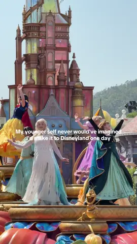 your ante made it to disneyland hongkong 😭🥹 #happyheart #fyp #travelling #disneyprincessatheart #foreverinmyheart 