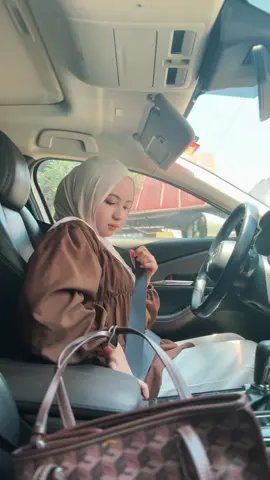 blouse from @dstfesen 🤍