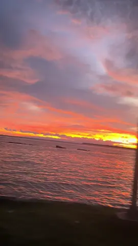 Asli no edit, tra ada wktu edit layy.. kapan kam kesini ke kota senja?? Liat senja secara live baru ada banyak spot utk nongkrong liat senja ini dari jam 6 sampe set 7 petang… #senjadikaimana 