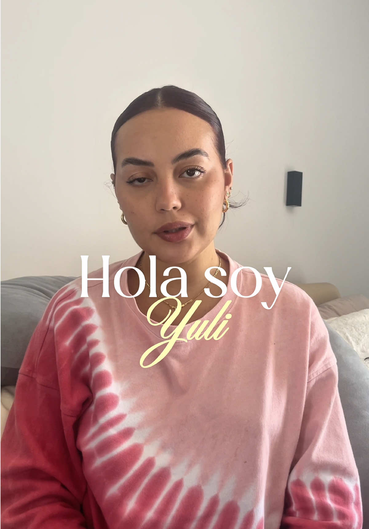 Hola soy Yuli! Y quiero contarte un poquito de mi 💌 💕tengo 27 años  👉🏻era modelo  💌soy mamá, tengo una hija que se llama Luciana y es mi primer amor  🌸me encantan los animales, todos los que tengo en mi casa son rescatados.  🫶🏽a veces me da mucho miedo lo que va a pasar pero confío en que sea lo que sea que pase, si Dios me lo manda es porque sabe que puedo con eso ❤️ trato de enfrentar siendo muy fuerte mi enfermedad e intento ser positiva aunque a veces si estoy triste… el dolor me gana 🏋️‍♀️me gustaba mucho ir al gym, lo extraño mucho  👌🏼soy muy disciplinada, cuando quiero algo lo consigo  🙇🏻‍♀️creo firmemente en que sin apoyo de mi familia y de las personas que me quieren, no hubiera podido llegar hasta donde estoy ahora #holasoyyuli #enfermedad #enfermedadescrónicas #lupus #les   