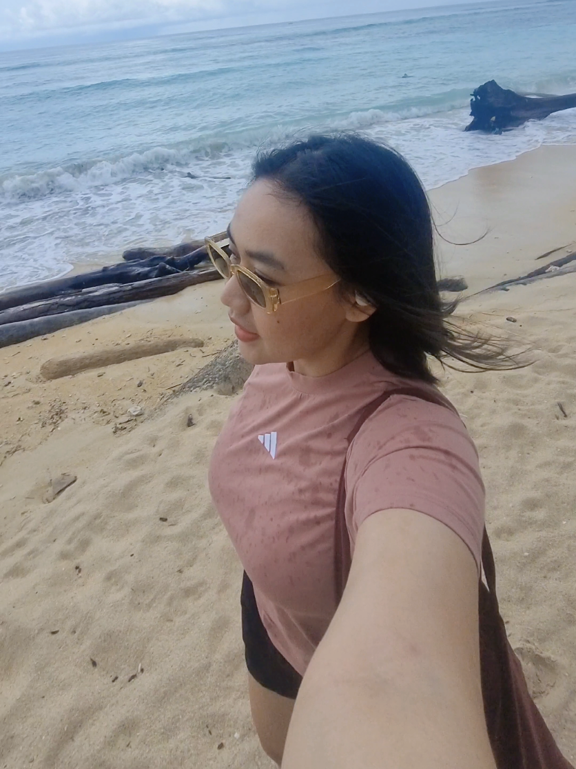 sepi, tenang, hujan rintik, deburan ombak, view cantik is perfect combo 🥰 