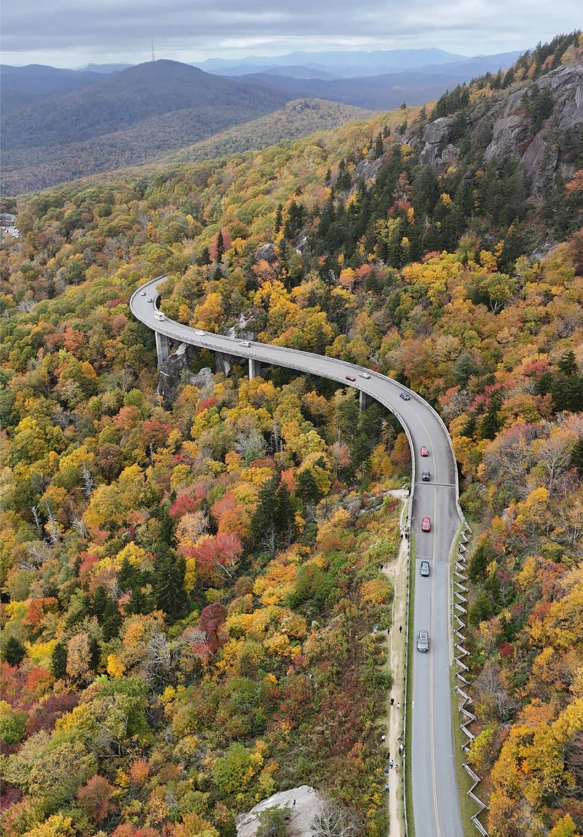 The most breathtaking drive through the tallest mountains of North Carolina during Fall! Absolutely beautiful! Bucketlist!😱⛰️🤩🥾#blueridgemountains #Hiking #northcarolina #fall #blueridgeparkway 